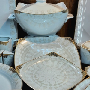 سرویس چینی پردیس طرح منچستر طلایی ۱۰۵ پارچه ۱۲ نفره  