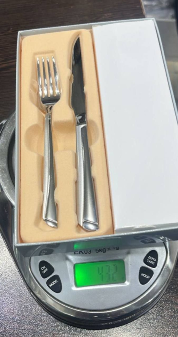کارد چنگال جعبه طوسی در چهار گل دونا ماینز ناخونی شیکاگو - تصویر 3
