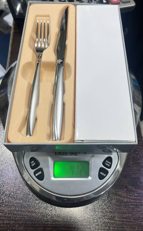کارد چنگال جعبه طوسی در چهار گل دونا ماینز ناخونی شیکاگو - تصویر 2