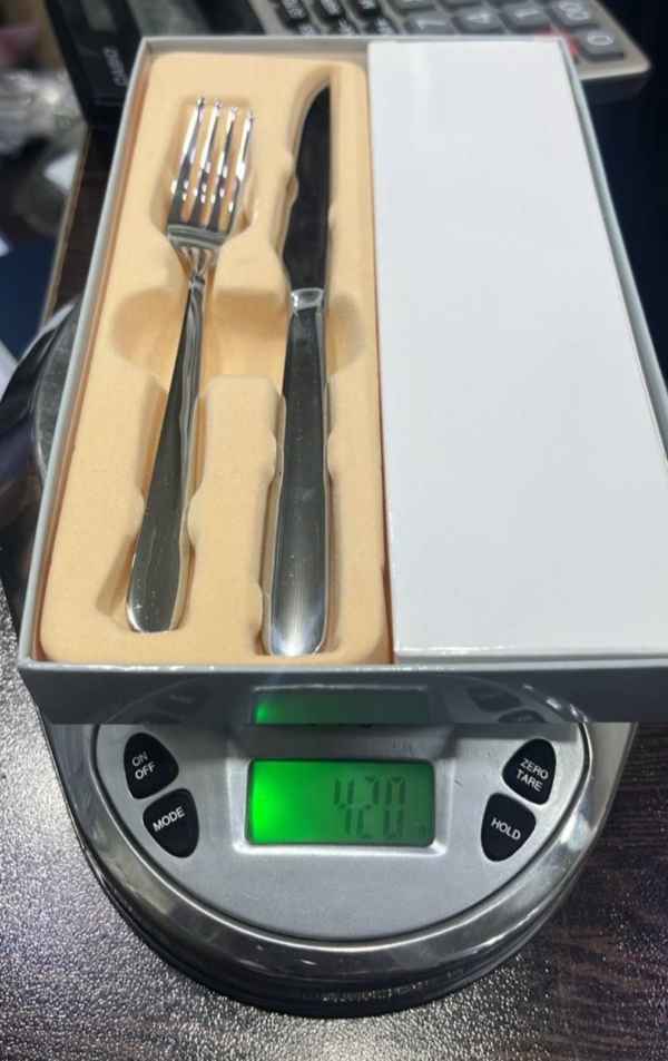 کارد چنگال جعبه طوسی در چهار گل دونا ماینز ناخونی شیکاگو - تصویر 4