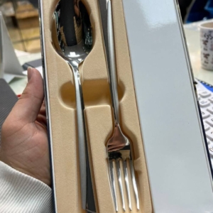 قاشق چنگال جعبه ای چهار گل دونا ماینز ناخونی کوبرگ