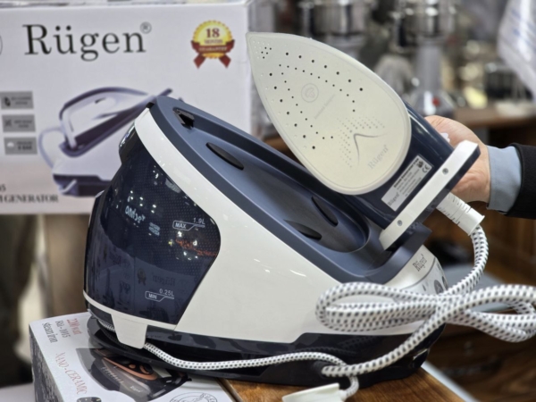 اتو مخزن دار روگن مدل Ru-1035 توان دستگاه : 2800 watt ظرفیت مخزن آب : 1.9 لیتر دارد ساخت روگن آلمان