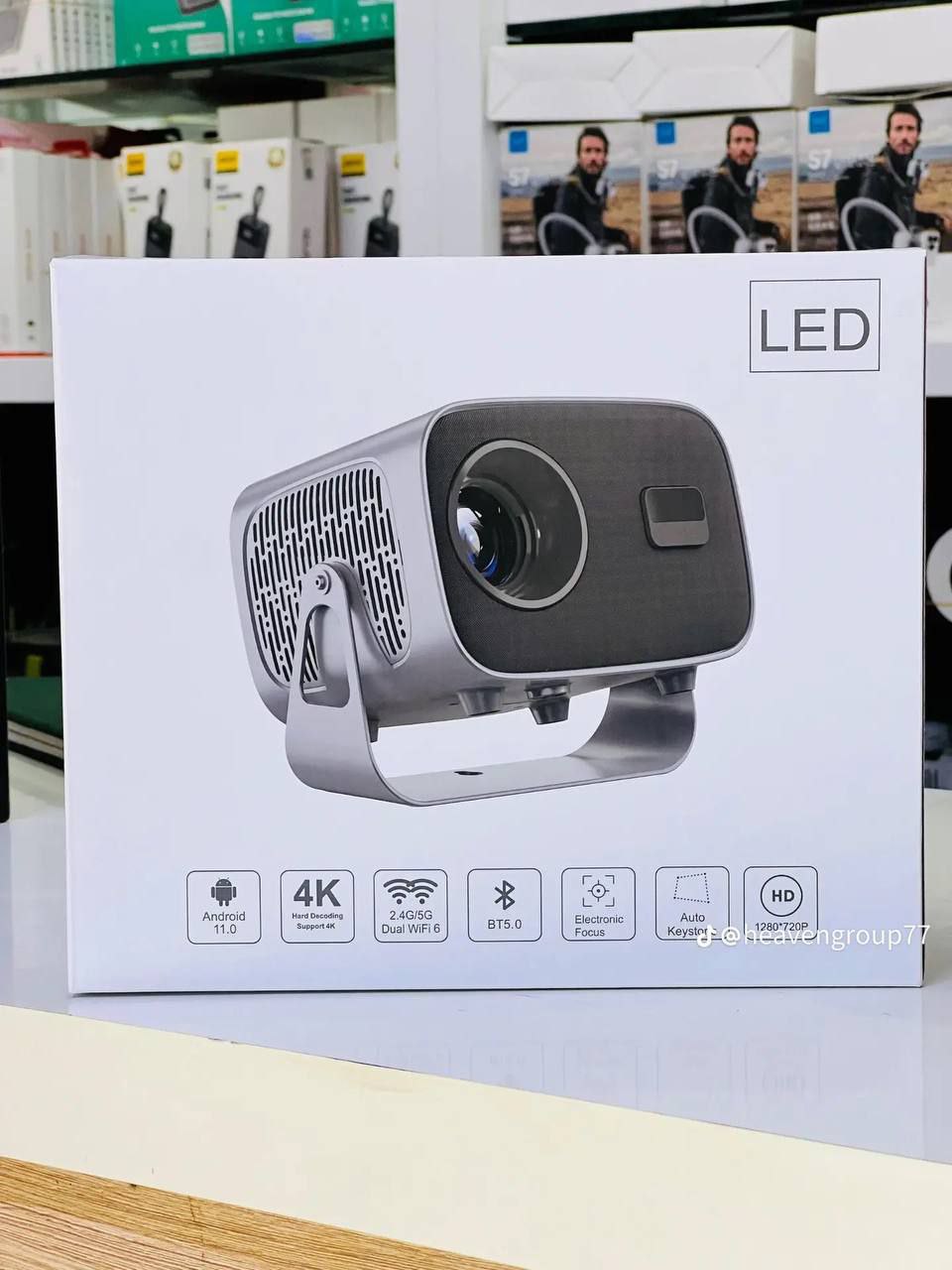 ویدیو پروژکتور ٢٠٠ اینچی اورجینال hy