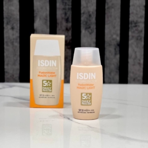 ضد آفتاب ایزدین مدل فیوژن واتر مجیک رنگ لایت