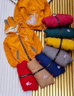 سوئی شرت میکرو داخل خز دخترانه.