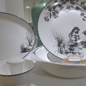 سرویس ۲۸ پارچه چینی استخوانی مقصود (دینواساینا )
